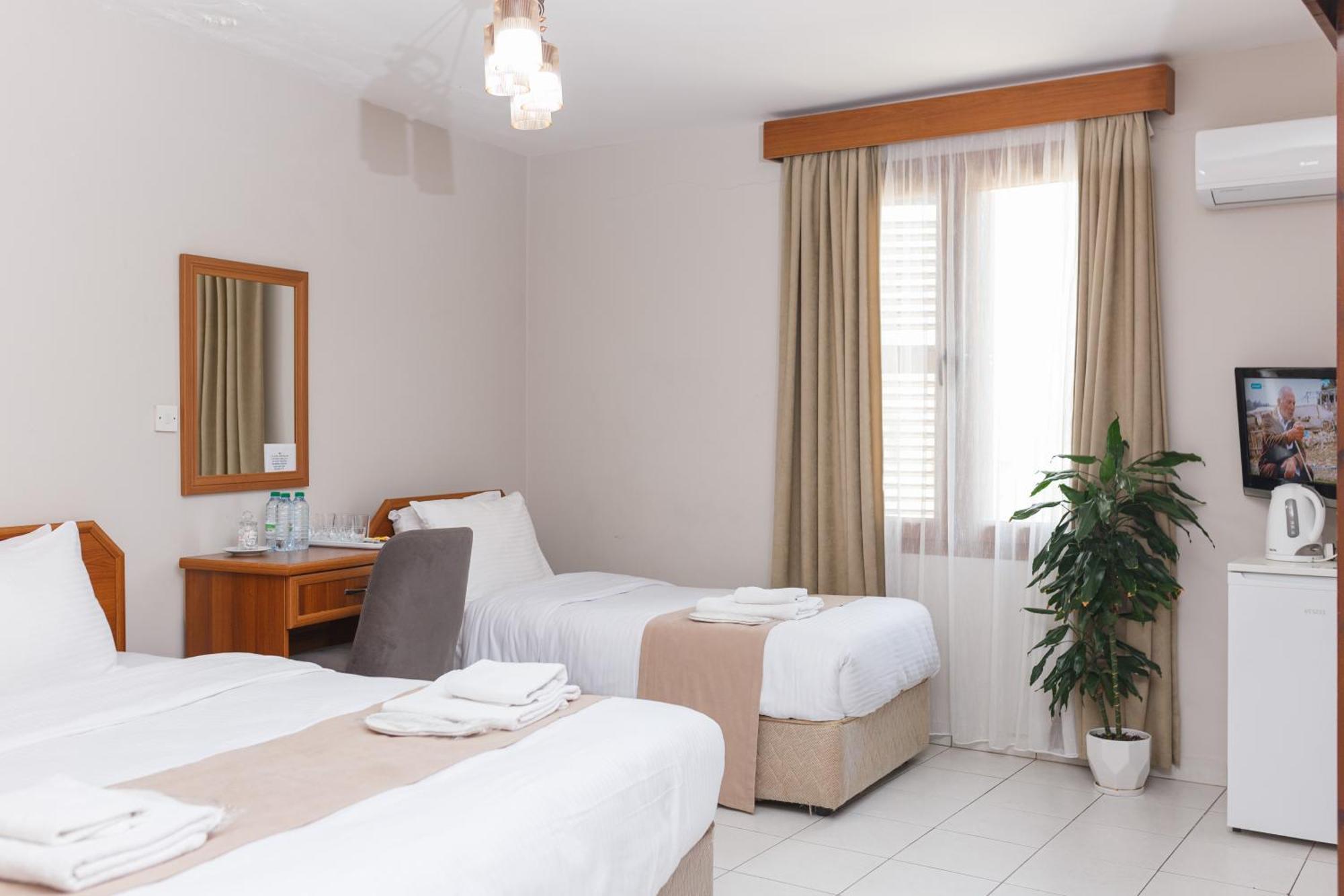 Homelike Guest House Kyrenia  Exteriör bild